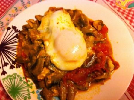 Estufado de Cogumelos, Tomate e Mozzarella com Ovo Escalfado