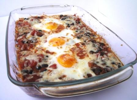 Ovos no Forno com Feijão Preto e Tomate