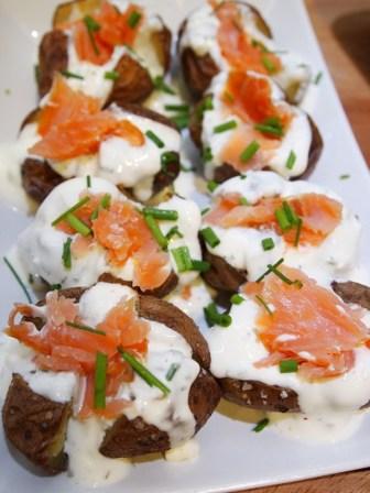 Batatas Recheadas com Salmão e Molho de Iogurte