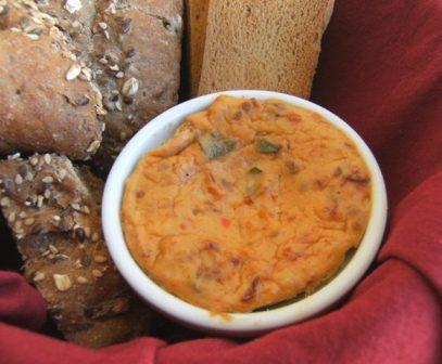 Requeijão Assado com Tomate Seco e Sálvia