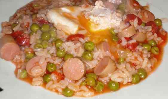 Arroz de Salsichas e Linguiça com Ovo Escalfado