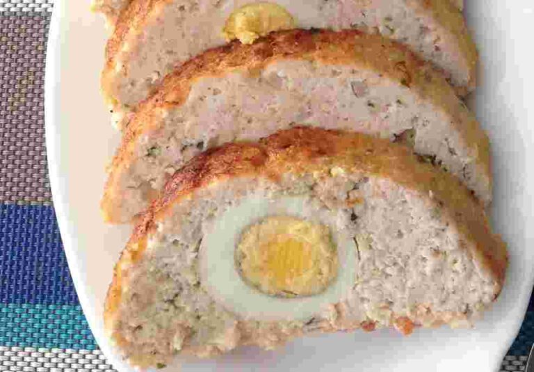 Rolo de Perú Recheado com Ovo