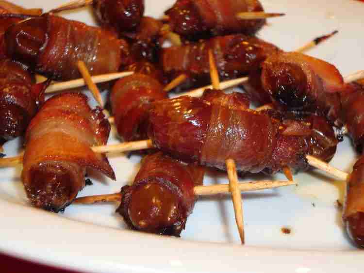 Rolinhos de Bacon com Tâmaras e Salsichas